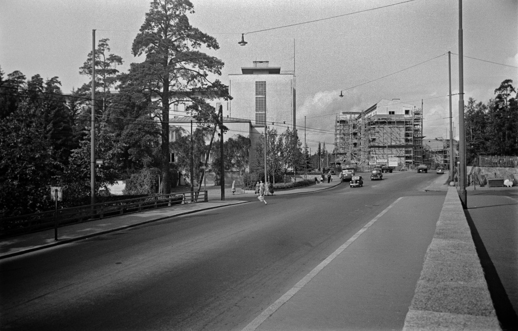 Haartmaninkadun ja Stenbäckinkadun risteys. Näkymä kohti Topeliuksenkadun ja Haartmaninkadun risteystä. 2, 1. HYKS Naistenklinikka ja rakenteilla oleva Työterveyslaitoksen talo. Rakennus valmistui keväällä 1951.
