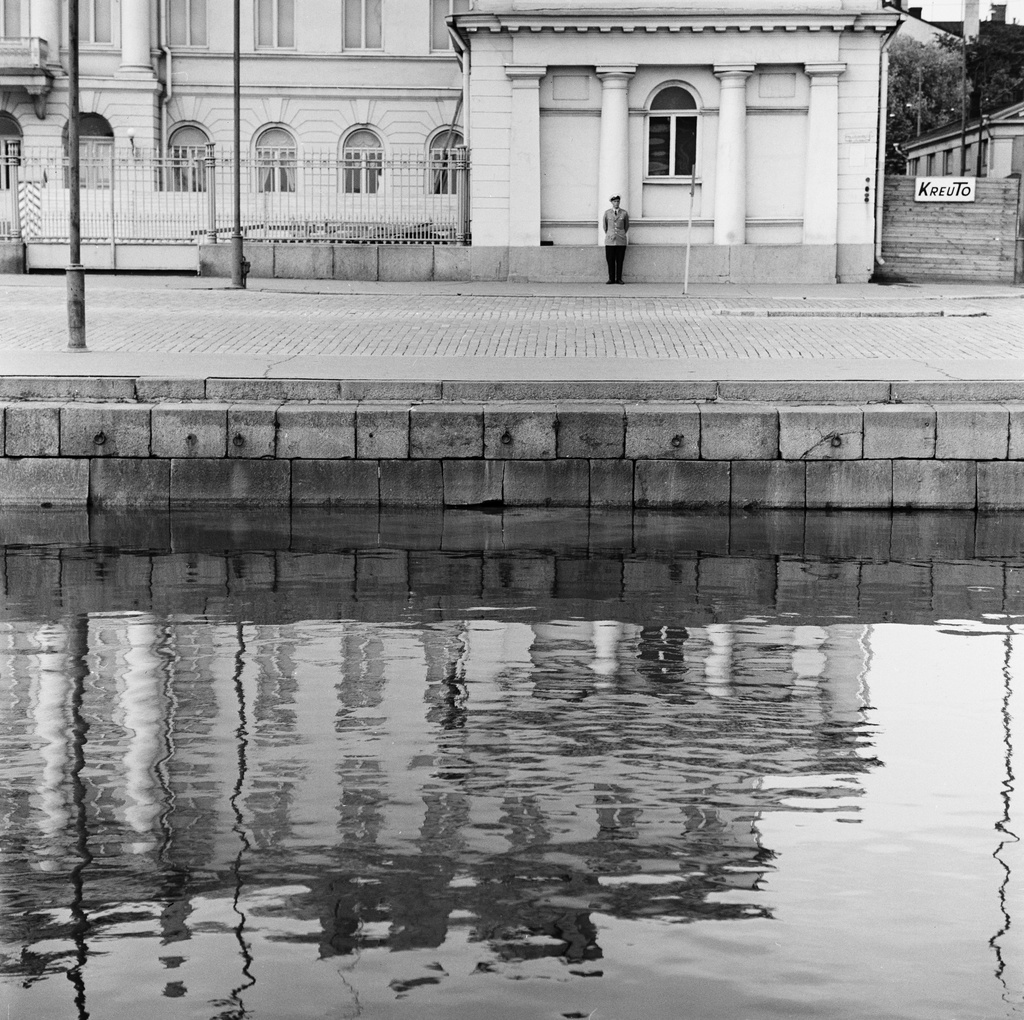 Eteläsatama, Linnanallas. Yksinäinen poliisi Presidentinlinnan edustalla.