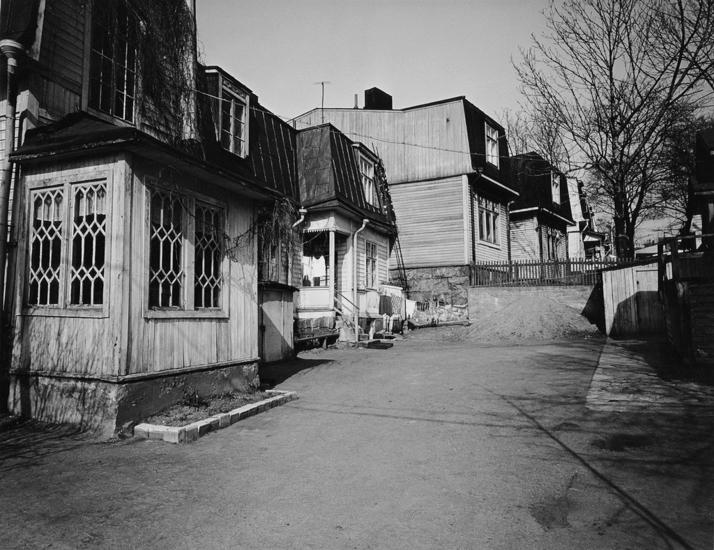 Vallilantie 44. - Suvannontie 3. Taustalla Vallilantie 42.