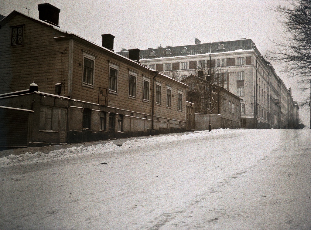 Kasarmikatu 8 ja 10 (puutalot) ja Kasarmikatu 12 - Tarkk'ampujankatu 1.
