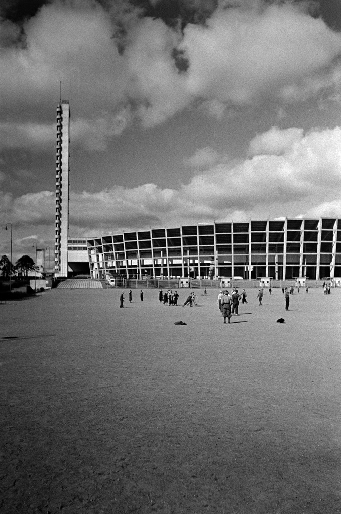 Paavo Nurmen tie 1. Olympiastadion. Lapsia pelaamassa palloa stadionin etukentällä.