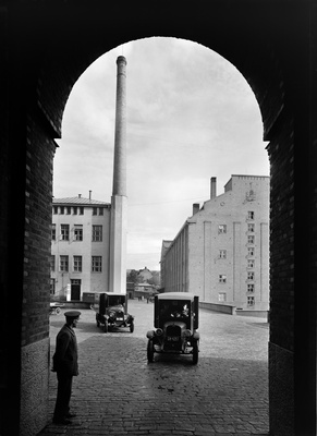 Elannon hallintorakennuksen portti tehdaspihalle. Vasemmalla kalja- ja virvoitusjuomatehtaan siipi, oikealla leipomo. Kaikukatu 2.  similar photo