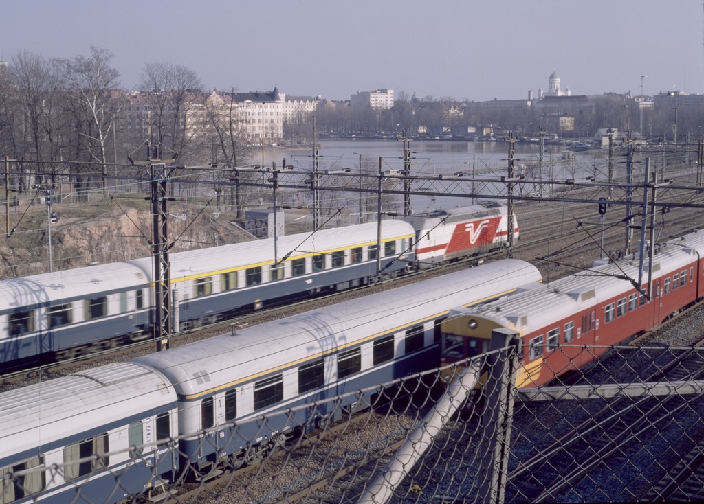 Eläintarhanlahti, matkustajajunia ratapiha-alueella.