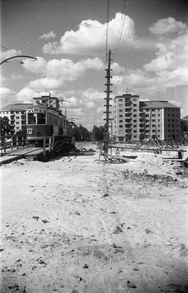 Munkkiniemen raitiotie ja raitiovaunu, taustalla Iso Puistotie (=Munkkiniemen puistotie) 1 ja 2.