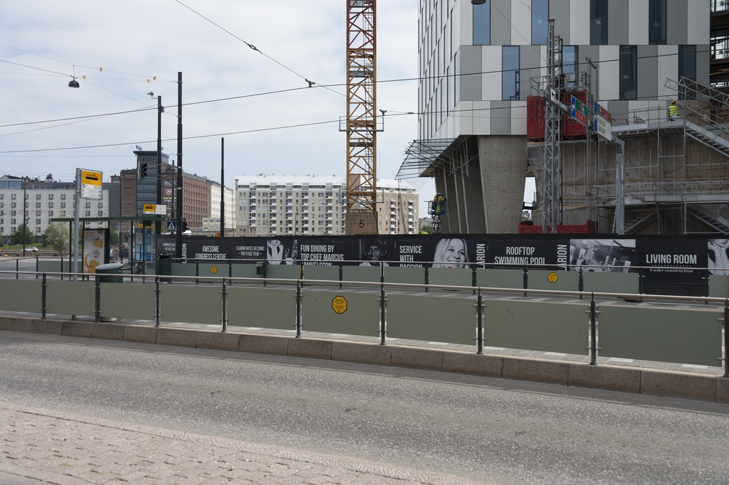 Jätkäsaaren dokumentointi. Tyynenmerenkatu, Hotelli Clarionin rakennustyömaa, edessä raitiovaunupysäkki. Taustalla Hietalahdenranta ja hotelli Seaside.