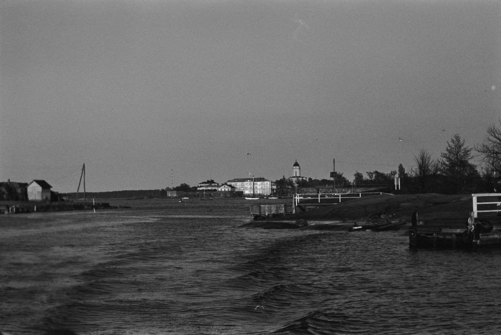 Uunisaarensalmi. Näkymä veneestä Uunisaarensalmesta kaakon suunnalta. Oikealla Uunisaaren rantalaituri, taustalla Suomenlinna.