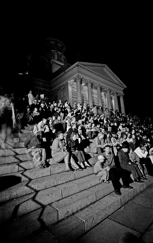 Helsingin Juhlaviikkot. Senaatintorin tanssien yleisöä Tuomiokirkon portailla 26.8.1971.