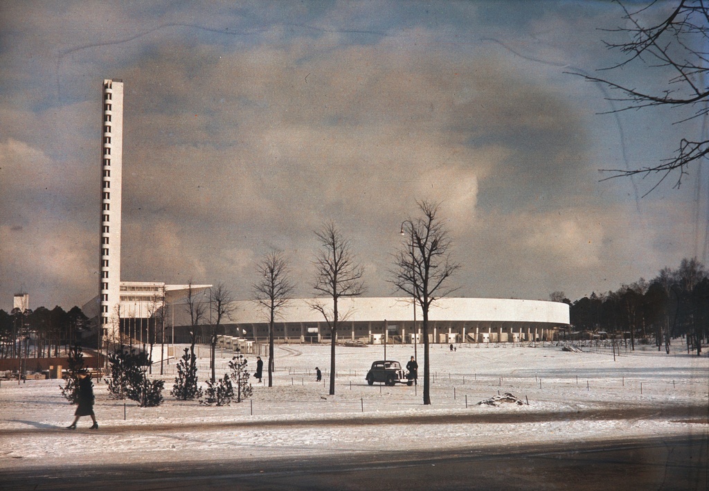 Helsingin Olympiastadion. Stadion rakennettiin vuoden 1940 kesäolympialaisia varten. Se vihittiin käyttöön 12.6.1938.
