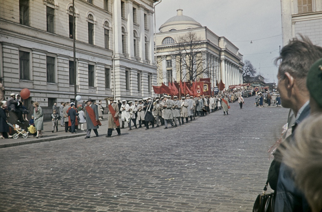 Vappumarssi ja katuyleisöä Unioninkadulla. Taustalla yliopiston päärakennus ja yliopiston kirjasto. Unioninkatu 34, 36.