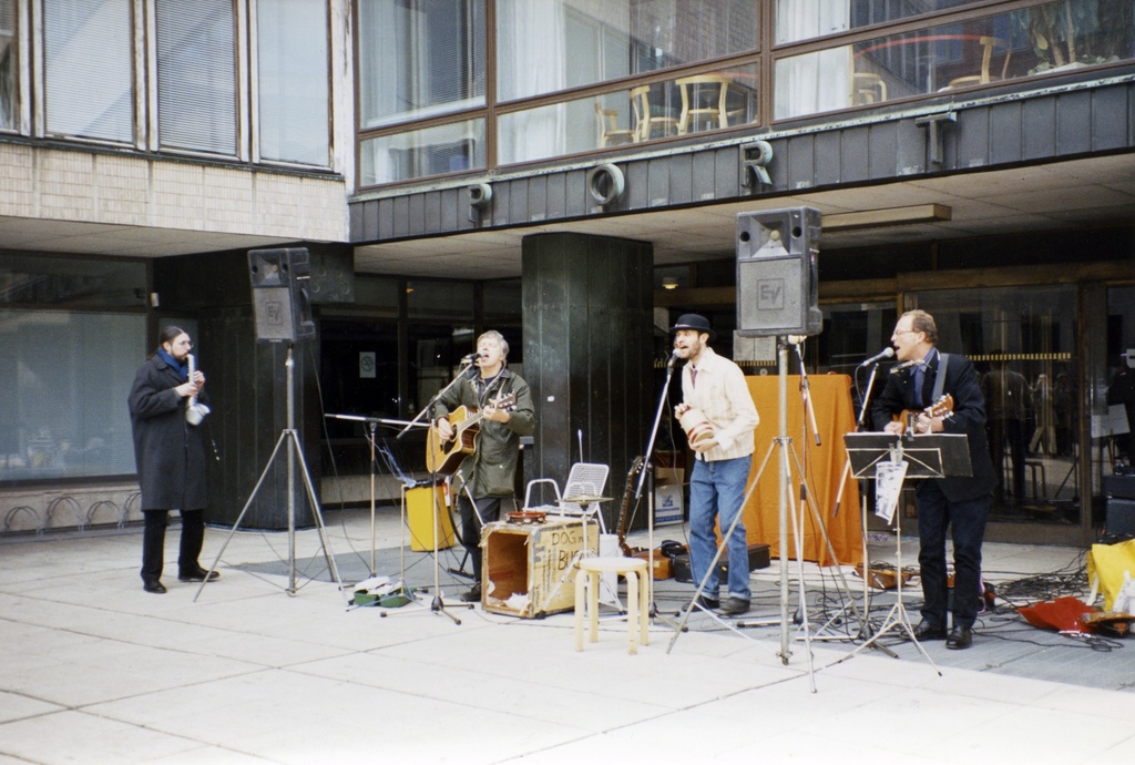 Dog In A Bucket -yhtye esiintyy Porthanian edessä Autoton vappu -tapahtumassa vappupäivänä klo 14.30. Yhtye esittää jug band -tyylistä musiikkia.