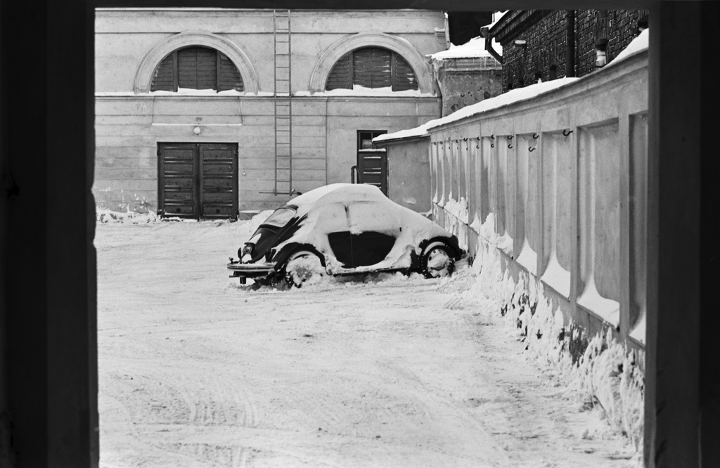 Mariankatu 1. Luminen auto, Volkswagen Kupla Päävartion pihalla.