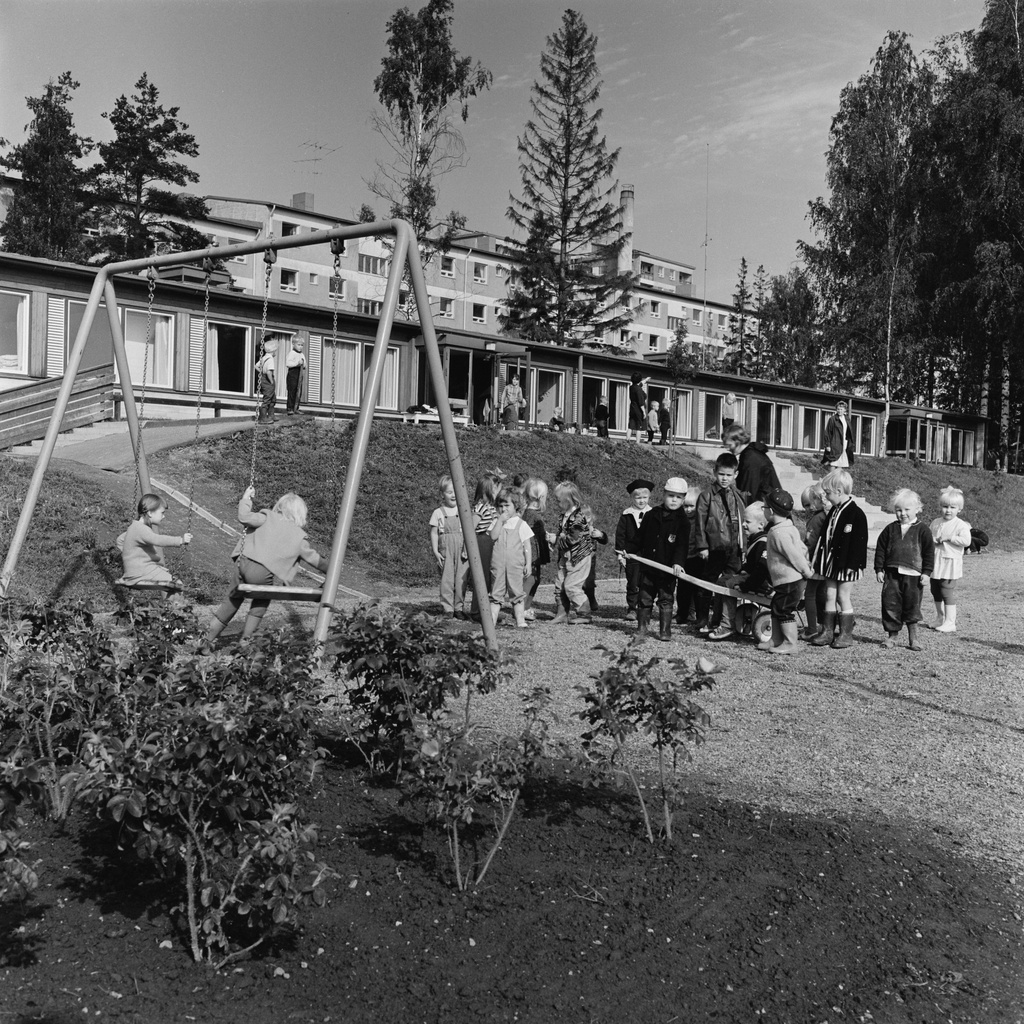 Siilitien lastentarha. Hillerikuja 1, Herttoniemi. Lapset leikkivät tarhan pihalla.