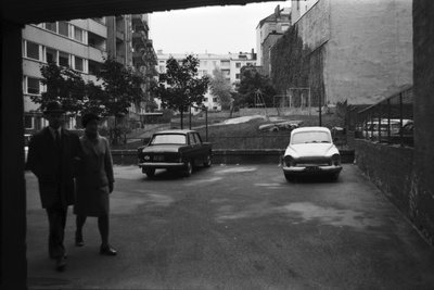 Perämiehenkatu 5. Pursimiehenkatu 24. Näkymä Perämiehenkadun puoleisesta porttikäytävästä Perämiehenkatu 5 ja Pursimiehenkatu 24 pihalle Punavuoressa.  similar photo