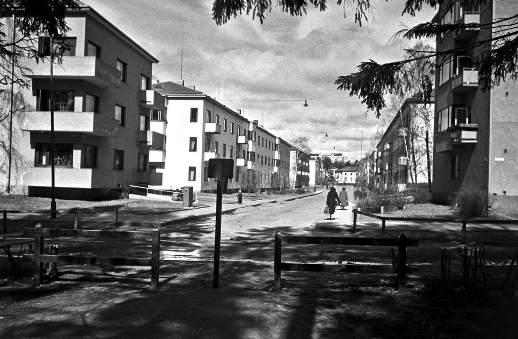 Valhallankadun ja Rajasaarentien risteys. Vasemmalla Valhallankatu 2, 4, 6, 8 ja 10. Oikealla Valhallankatu 1 ja 3.