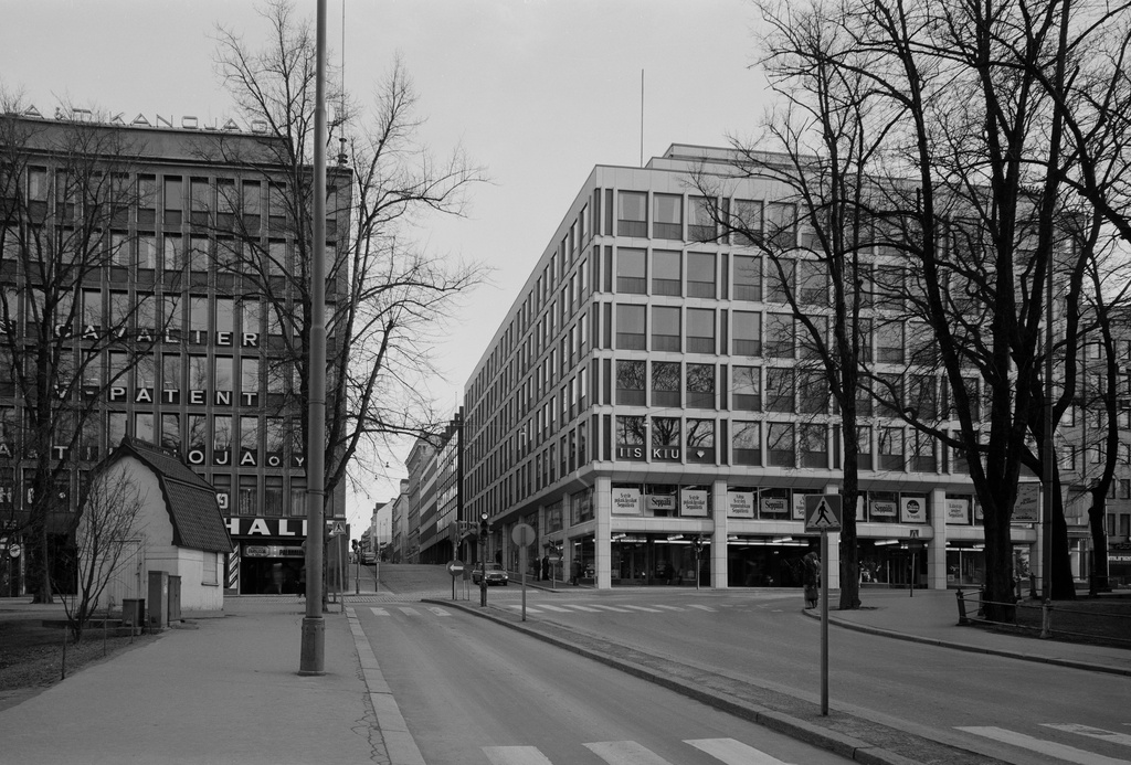 Oikealla Eteläesplanadi 20 - Korkeavuorenkatu 36. Alakerrassa on Isku ja Seppälä