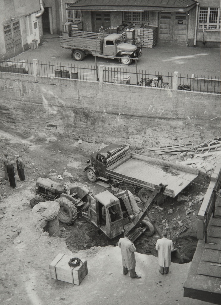 Rakennustyömaa. Taustalla Kinoteksti Oy:n sisäpiha, Lönnrotinkatu 28.