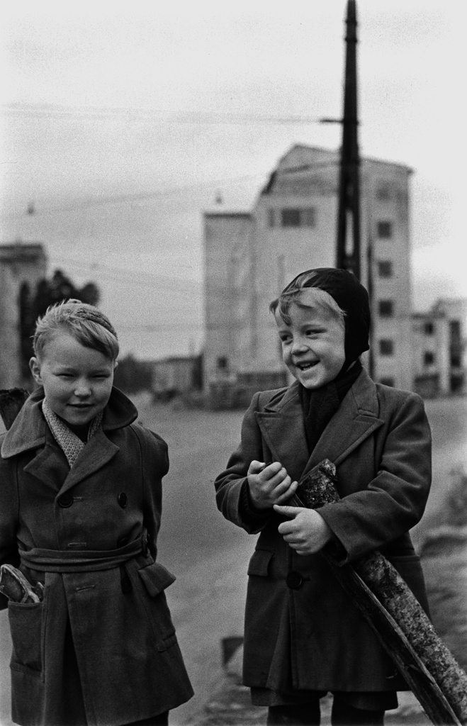 Haartmaninkatu 1. Topeliuksenkatu 30. Lapsia leikkimässä Haartmaninkadun ja Topeliuksenkadun risteyksessä. Taustalla Työterveyslaitoksen rakennus.