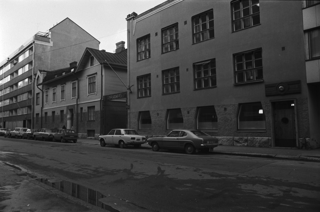 Vuorimiehenkatu 29. Oy G.W. Sohlberg Ab:n talo Vuorimiehenkadulla. Keskellä portti pihalle. Vasemmalla pieni puutalo.