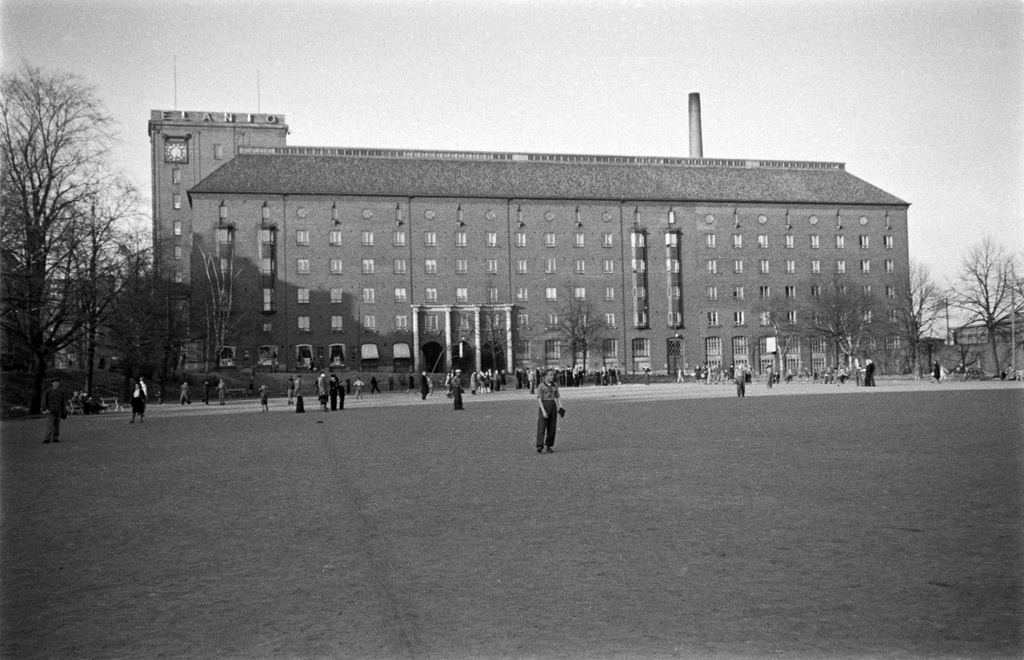 Urheilua Haapaniemen kentällä (Väinö Tannerin kentällä). Taustalla Elannon pääkonttori Hämeentie 11. - Kaikukatu 2.