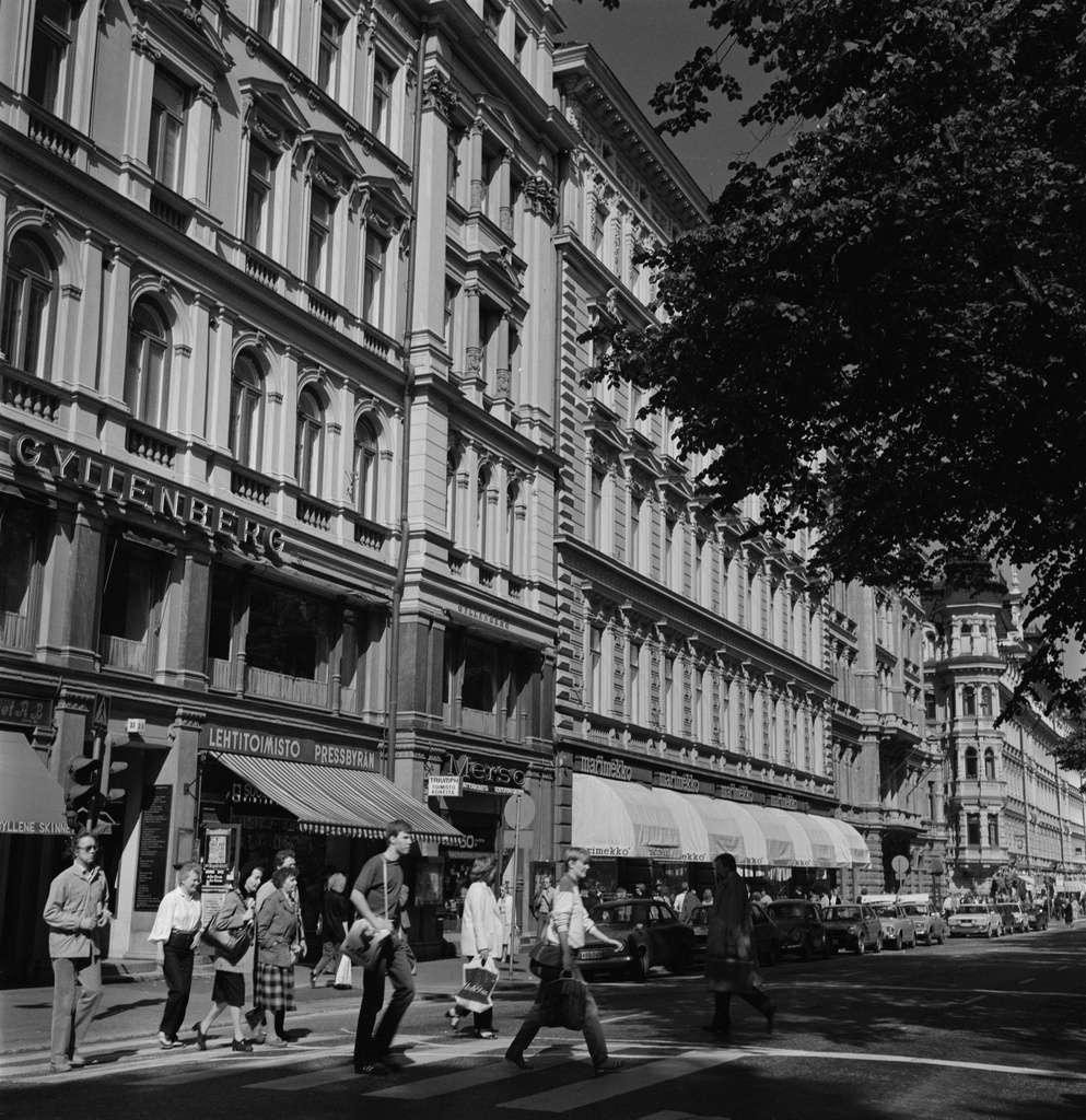 Ihmisiä suojatiellä Pohjoisesplanadilla. Taustalla Pohjoisesplanadi 33, 31, 29.