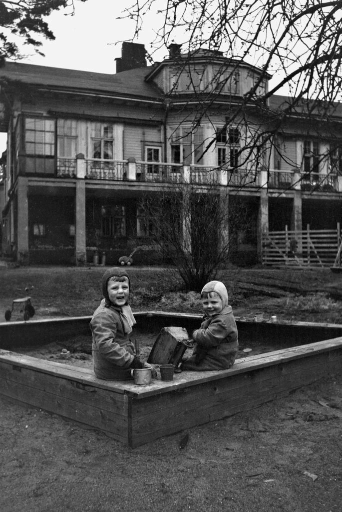Stenbäckinkatu 7. - Topeliuksenkatu 39. Töölön päiväkoti ja Töölön lastenkoti. Kaksi lasta hiekkalaatikolla leikkimässä.