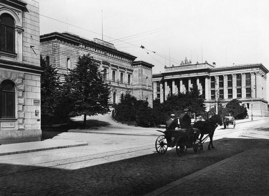 Suomen Pankki ja Valtionarkisto, nyk. Kansallisarkisto. Nikolainkatu (=Snellmaninkatu), Rauhankatu 17.