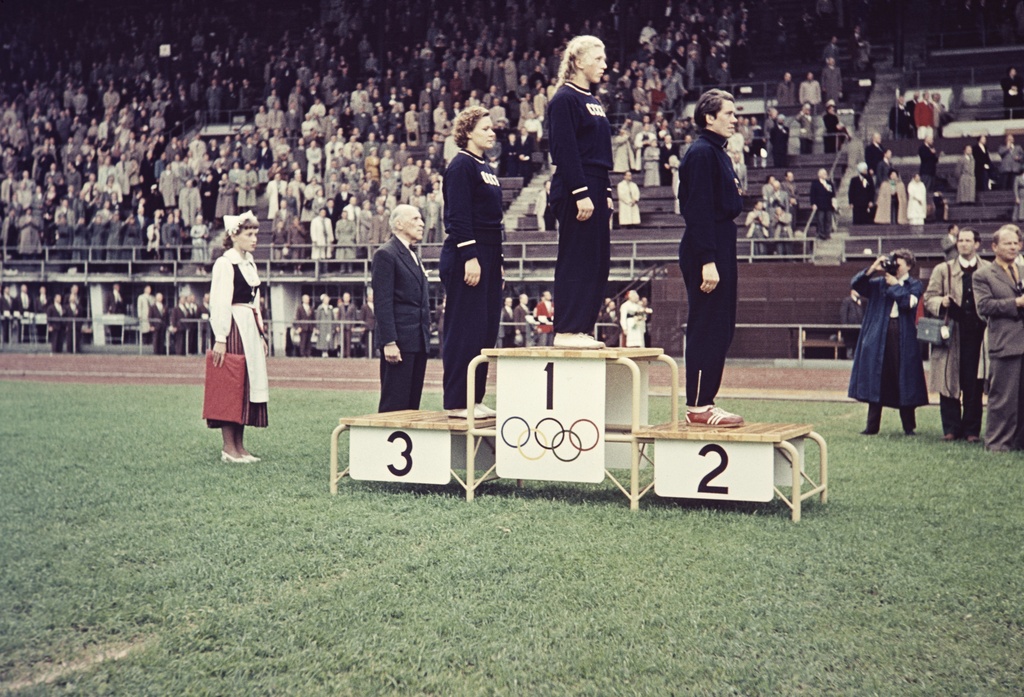 Helsingin olympialaiset 1952. Naisten kuulantyönnön palkintojenjakotilaisuus Olympiastadionilla.