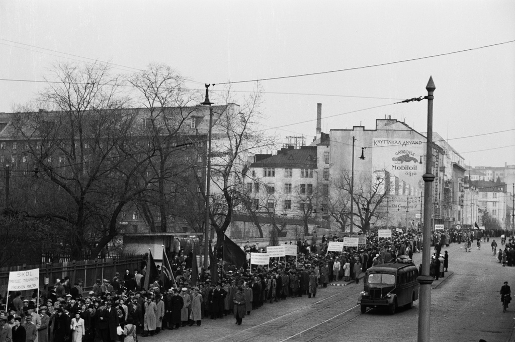 Vappukulkue ylittämässä Pitkääsiltaa matkalla vasemmistopuolueiden yhteiseen vappujuhlaan Stadionille.
