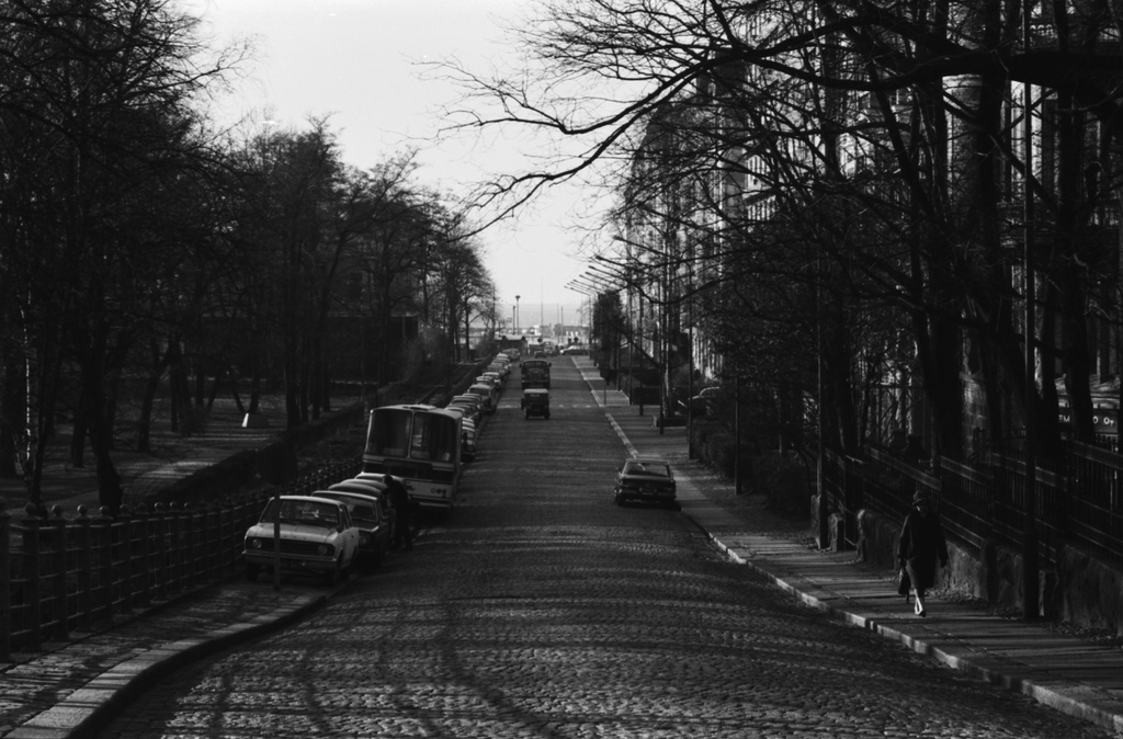 Kaivopuisto, Ullanlinna. Näkymä Puistokadulta Ison Puistotien kulmasta lounaaseen, Merisataman suuntaan.