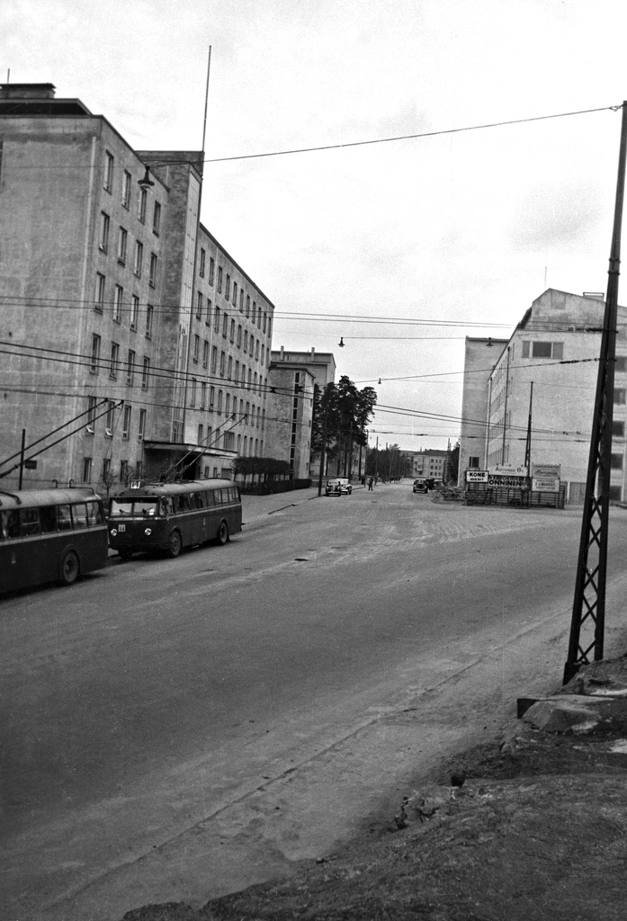 Haartmaninkatu 2, 1. - Topeliuksenkatu 30. Vasemmalla Naistenklinikka, oikealla Työterveyslaitoksen talo. Kadulla kaksi johdinautoa.
