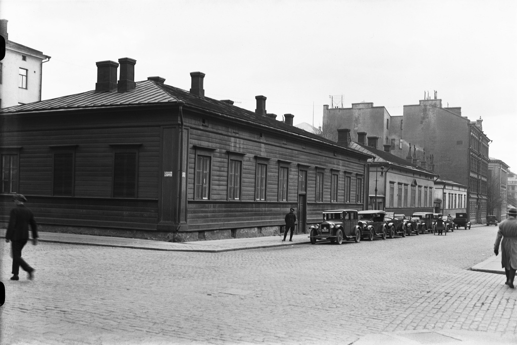 Lönnrotinkatu 26  - Albertinkatu 34 ja Lönnrotinkatu 28.