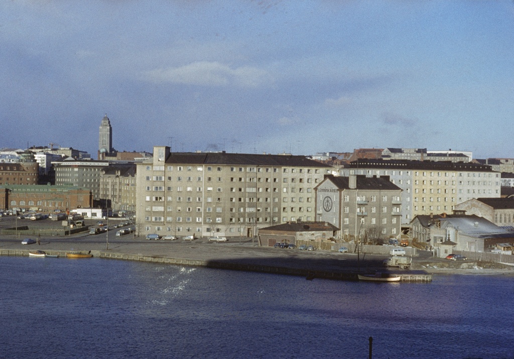Hakaniemen ranta. Hakaniemen tori, Hakaniemen kauppahalli ja Kallion kirkko.