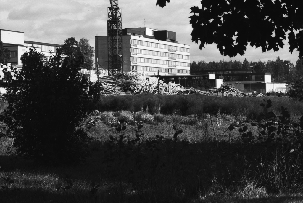 Latokartanonkaari 7. Näkymä Helsingin yliopiston Viikin maataloustieteellisten laitosten alueelta. Keskellä Latokartanonkaari 7 B-rakennus.