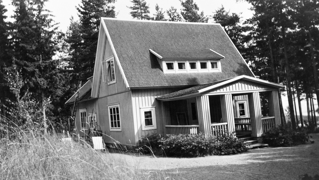 Vuosaari. Rakennusmestari Malmin huvila Männikkö (rakennettu 1923). Länsipääty. Huvila purettiin vuonna 2002. Sen paikalla sijaitsee nykyisin Vuosaaren taiteilijatalo (Juhannusruusunkuja 3).
