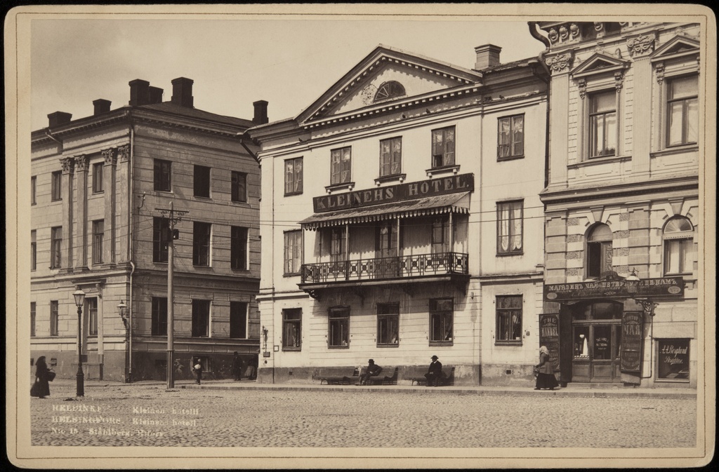Pohjois-Esplanaadikatu (=Pohjoisesplanadi) 9 - Katariinankatu 1, Louis Kleinehin hotelli. Oikealla teekauppa.