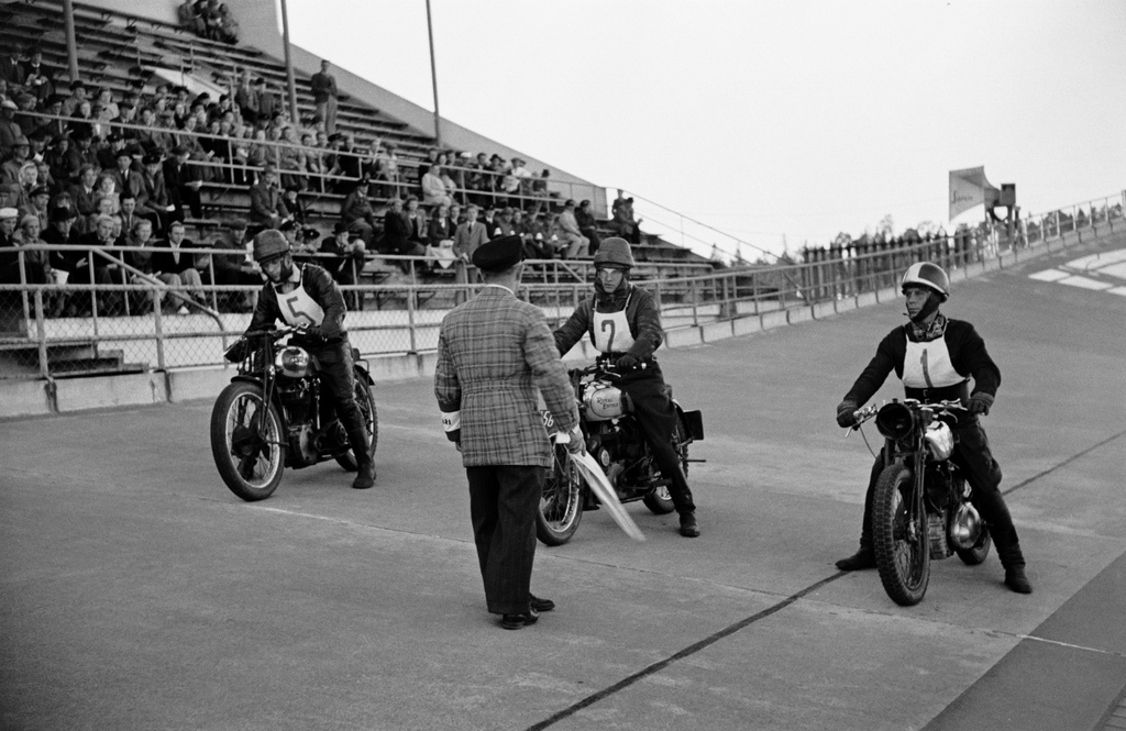 Velodrom, Helsingin pyöräilystadion, moottoripyöräkilpailut. Kolme kilpailijaa ja tuomari lähdössä.