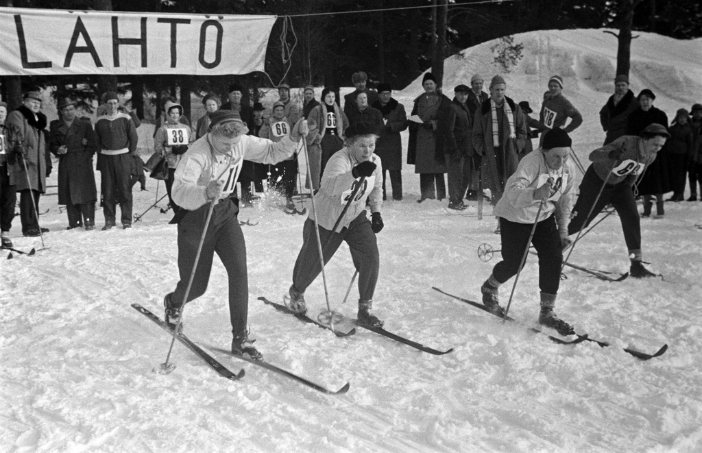 Hiihtäjiä, hiihtokilpailujen lähdössä Ruskeasuon liikuntapuistossa / Keskuspuistossa.