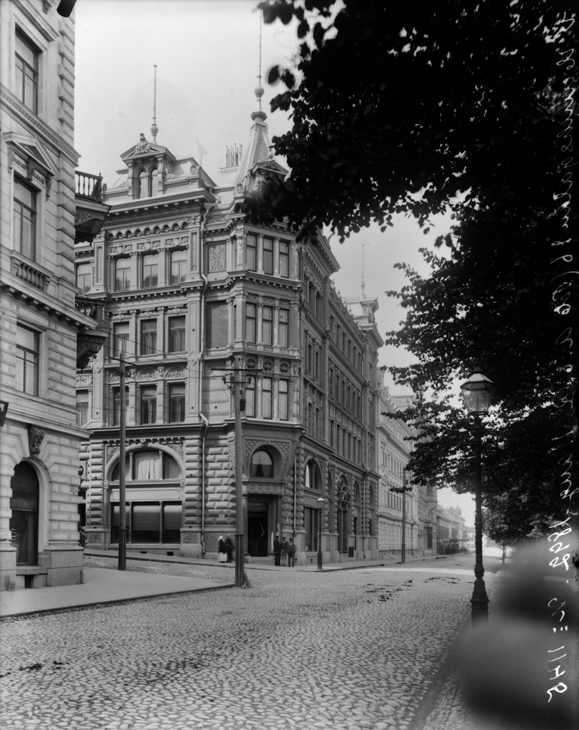Läntinen Heikinkatu 16 (=Mannerheimintie 14), ns. Huberin talo. Valmistunut 1891, arkkitehti Theodor Höijer. Purettu 1960, paikalle valmistunut 1963 Helsingin Säästöpankin pankki- ja konttorirakennus.