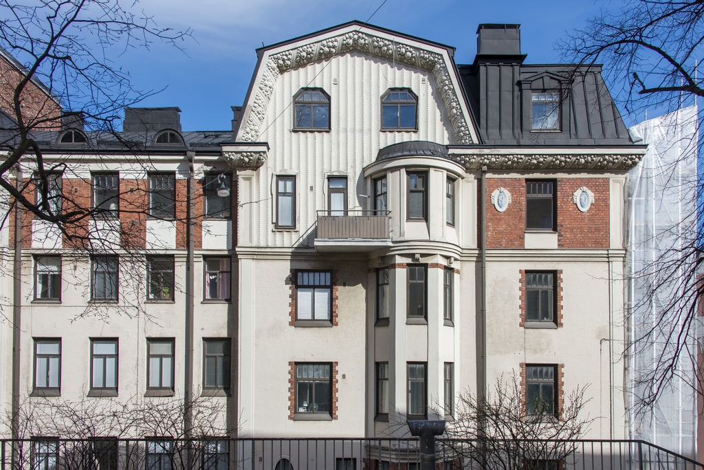Kristianinkatu 7 - Välikatu 2. Oiva Kallion 1910 suunnitelmien mukaan toteutettu 1880-luvun alussa rakennetun matalan kivitalon laajentaminen ja muodistaminen.