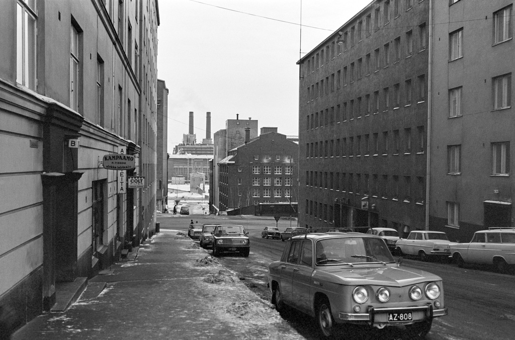 Sakarinkatua ja Lintulahdenkatua kuvattuna Torkkelinmäeltä Hanasaaren suuntaan. Oikealla Sakarinkatu 4, 2, Lintulahdenkatu 3, 5. Vasemmalla Sakarinkatu 3, 1, Lintulahdenkatu 2 / Hämeentie 15 a. Taustalla Hanasaaren A-voimala. Sakarinkatu 3 :ssa on kampaamon kyltti ja Sakarinkatu 2 :ssa on sauna.