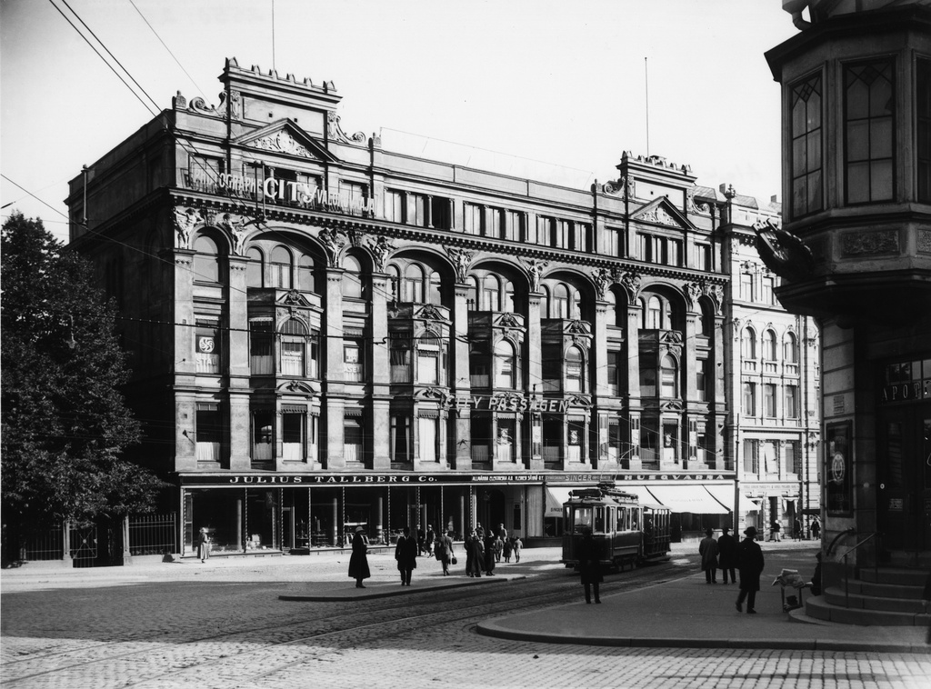 City Passagen. Aleksanterinkatu 21. Katutasossa liikkeet: Julius Tallberg Co., Yleinen Sähkö Oy, Singer, Husqvarna. Talon yläosassa mainoskyltti: Photographe CITY Valokuvaaja.