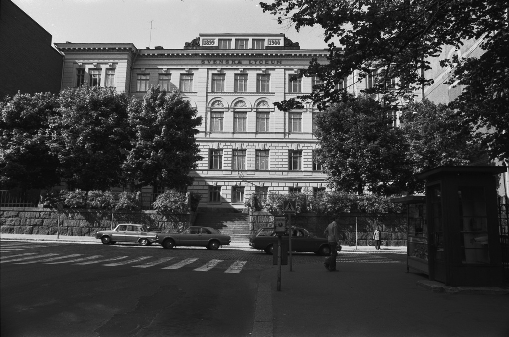 Liisankatu 13. Liisankatu 13:n koulurakennus Mariankadun suunnalta.