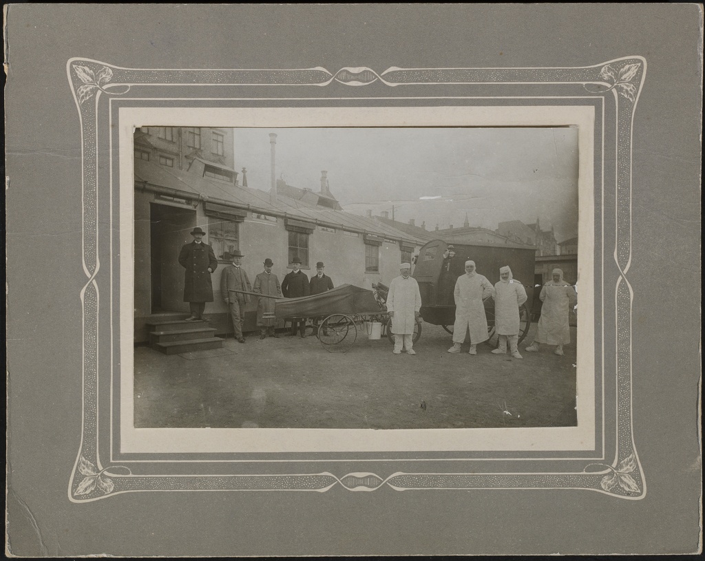 Helsingin Kolerailmoitusasema, Unioninkatu 11. henkilökunta 14.9.-7.12.1908 ilmoitusaseman pihalla.