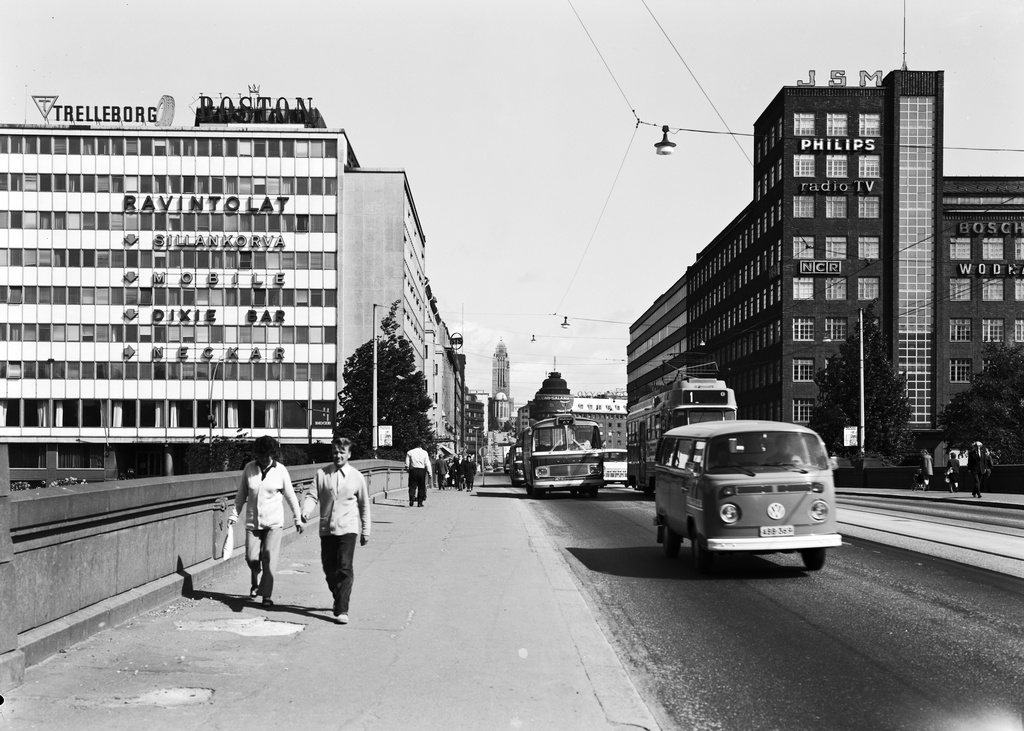 Siltasaarenkatua Pitkältäsillalta pohjoiseen. Pitkänsillanranta 3, 5 - Siltasaarenkatu 1.