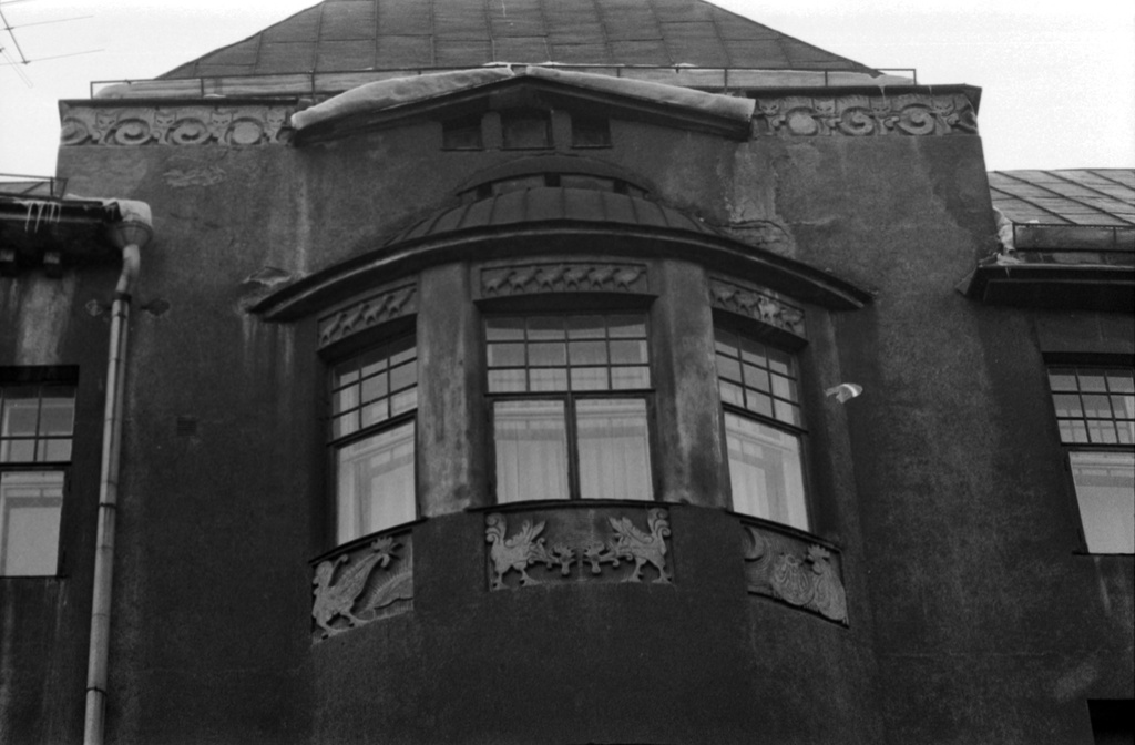 Liisankatu 16. Koristeaiheita Liisankatu 16:n jugendtalon ylimmän kerroksen ikkunan ylä- ja alapuolella.