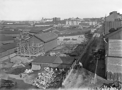 Malminkatu 5, Kuvattu Malminkatu 40:stä itään.Helsingin kaupungin rakennusviraston Kampinmalmin materiaalivarasto. Taustalla vasemmalla Turun kasarmin rakennuksia.  duplicate photo