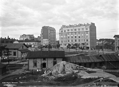 Etualalla Helsinginkatu 4. Takana matala vaalea kivitalo ja korkea kivitalo pääty kuvaan pain on Vaasankatu 5 - Pengerkatu 30 (= Kinaporinkatu 2). Kivitalo oikealla Vaasankatu 3 (= Vaasanpolku 3) - Pengerkatu 31 (= Kinaporinkatu 1)..  duplicate photo