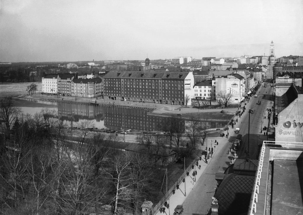 Pitkänsillanranta 5, 7, 9, 11, 13, 15, 17. Siltasaarenkatua nähtynä Unioninkatu 39:n Kallion kirkolle. Kulmatalon seinässä Mobiloilin suuri seinämainos.