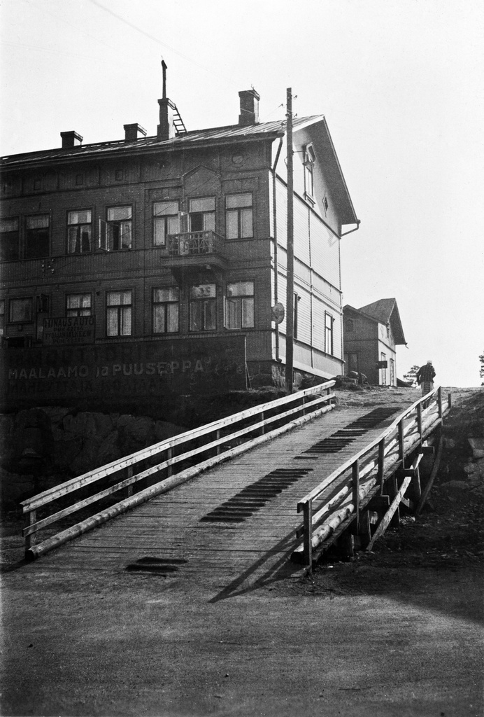 Nordenskiöldinkatu 10. Talossa ainakin "maalaamo ja puuseppä" sekä hinausauto.