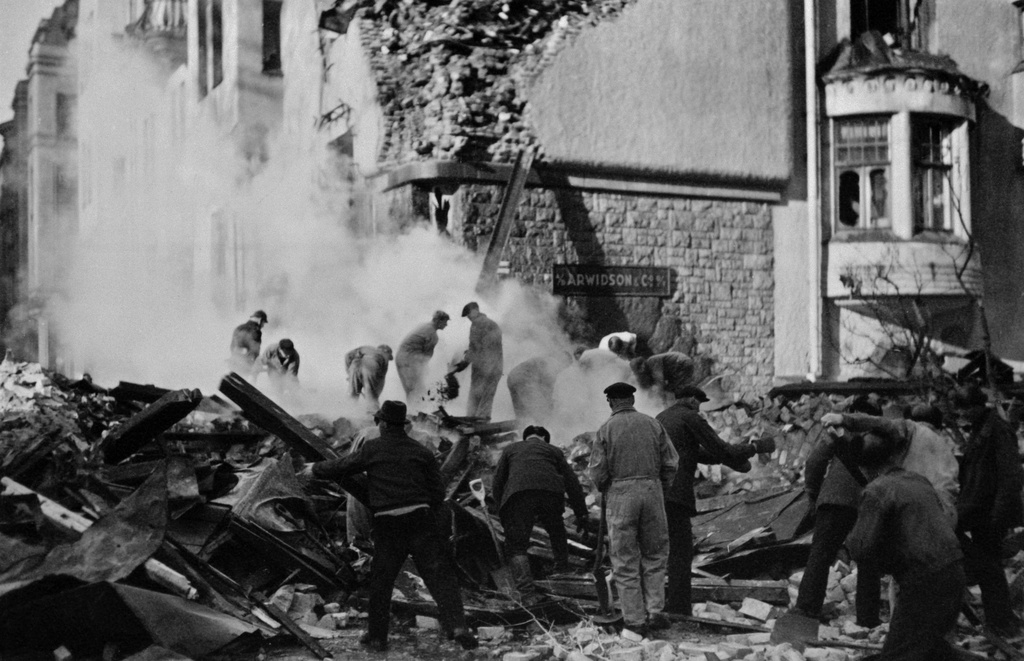 Lönnrotinkatu 7. - Lönnrotin puistikko 5. Jatkosodan pommitusten tuhoja. Rakennuksen raunioita raivataan pois.
